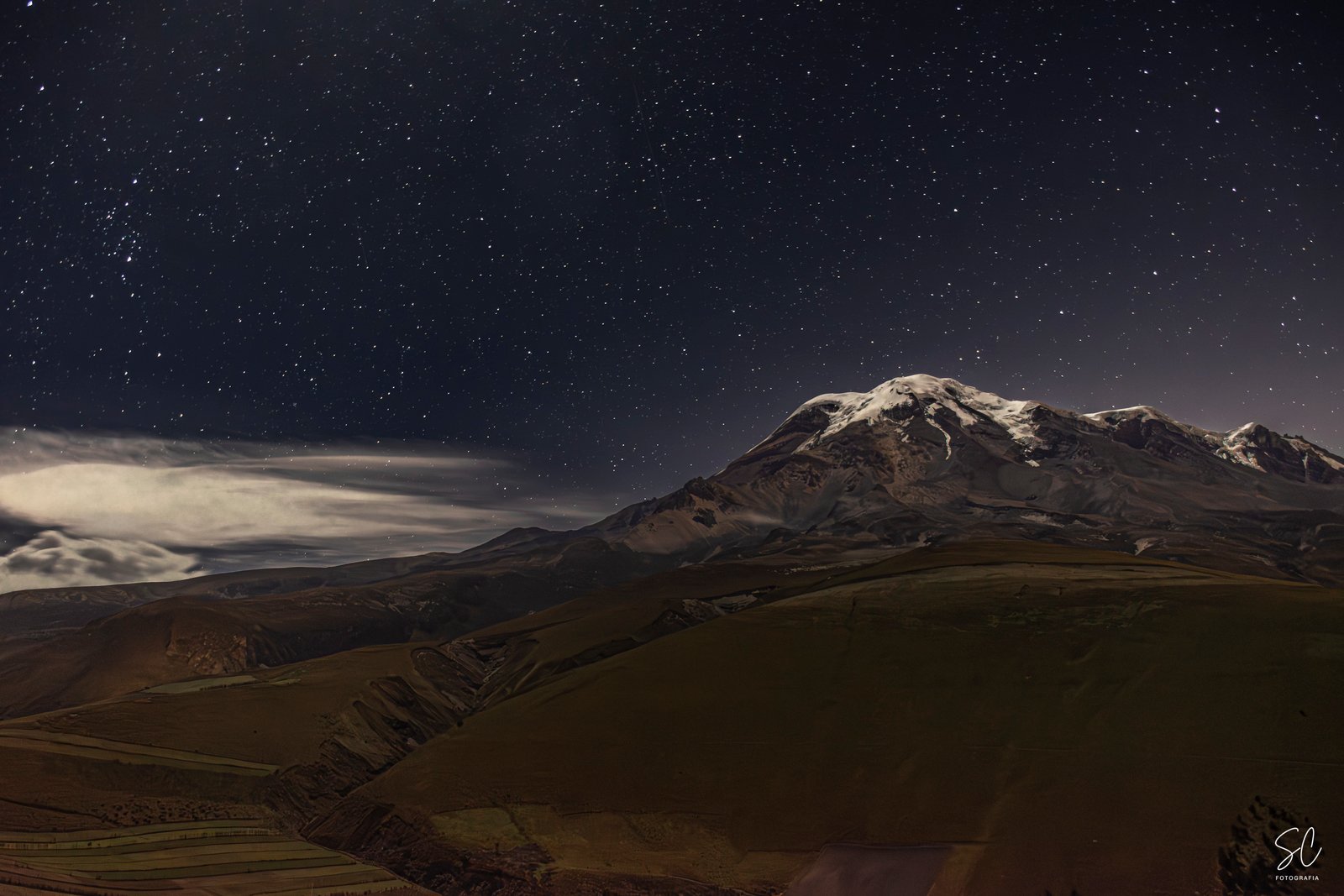 El Chimborazo duerme bajo un cielo bordado de estrellas, guardián eterno del silencio andino. Susie Castellano Fotografía
