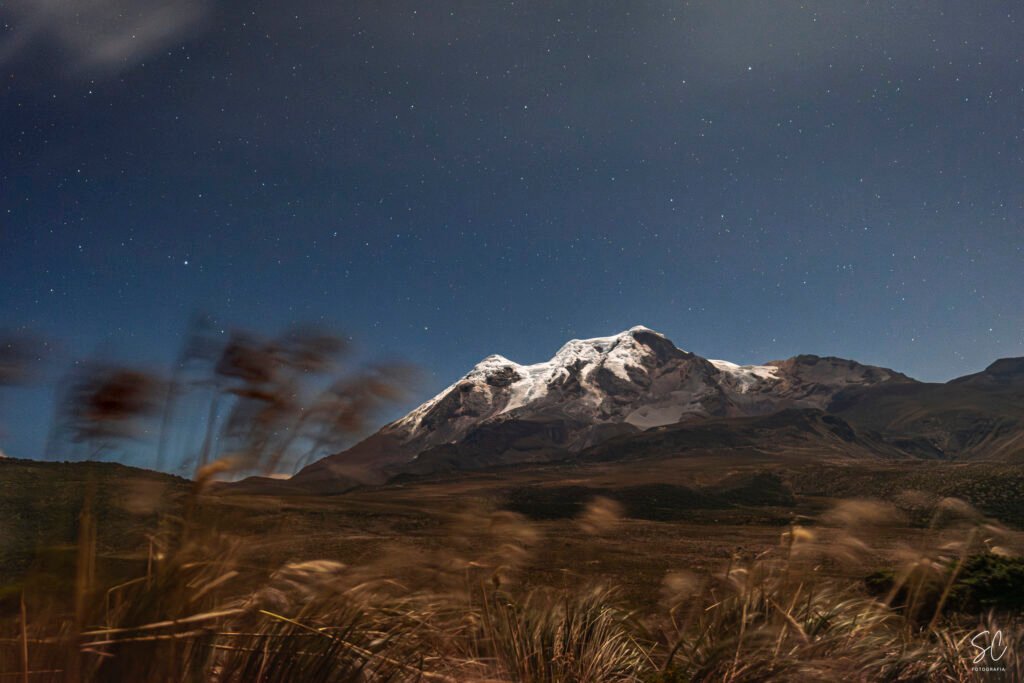 Susurros del páramo bajo el cielo estrellado del Cayambe. Susie Castellano Fotografía
