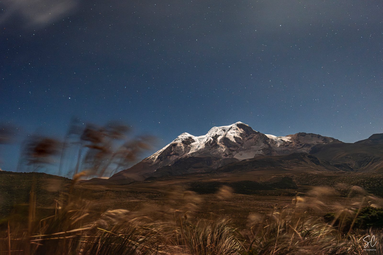 Susurros del páramo bajo el cielo estrellado del Cayambe. Susie Castellano Fotografía