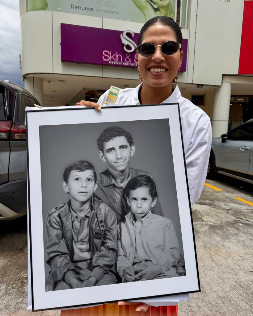 Clienta feliz por restauración de foto hecha por Susie Castellano